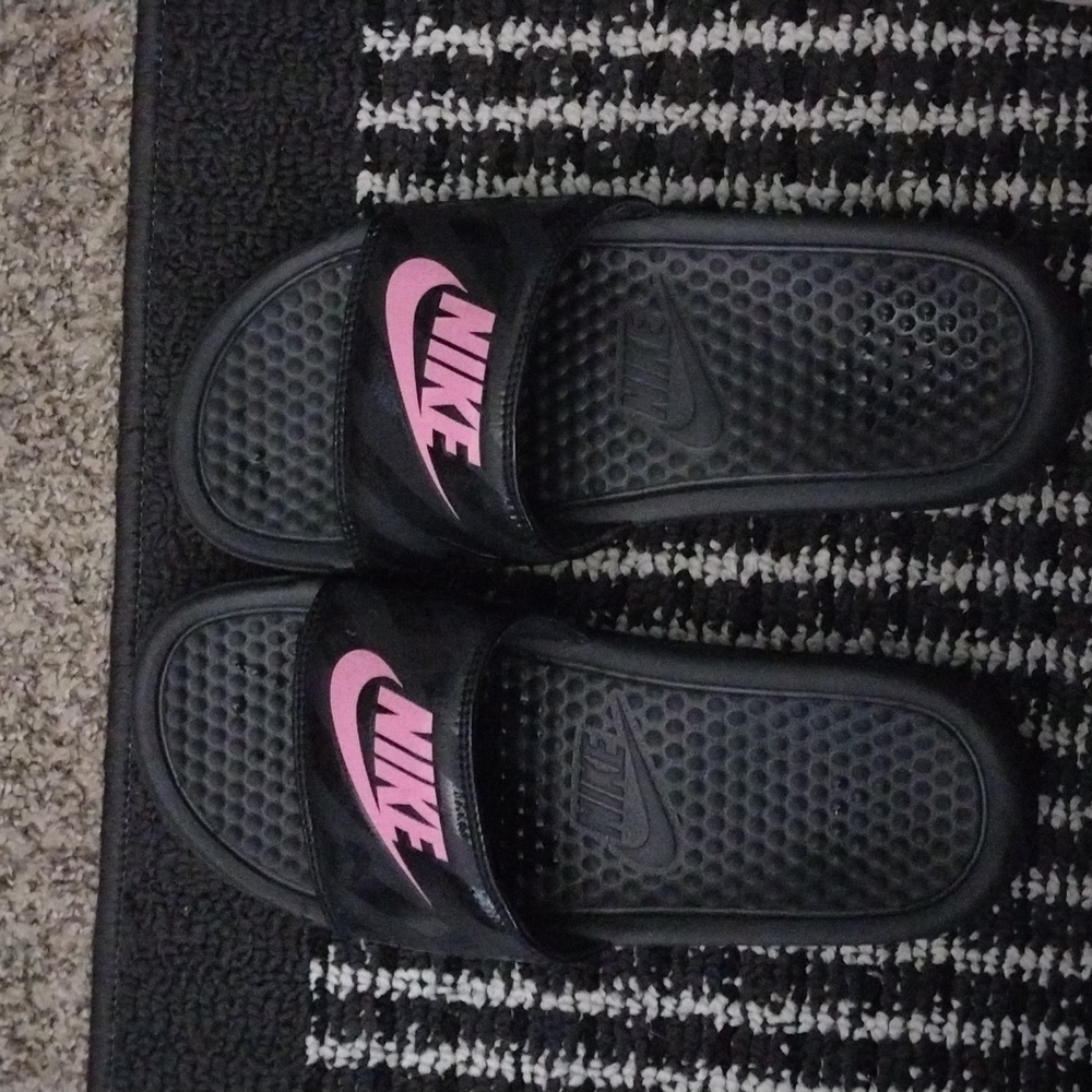 NIKE SANDAS BLACK WITH PINK NEW NO BOX OR TAGS ON BOTTOM IS WRITING FROM BOUGHT.